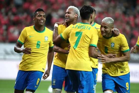 Neymar comemora com jogadores após marcar seu segundo gol de pênalti em amistoso contra a Coreia do Sul, em Seoul, em 2 de junho de 2022.