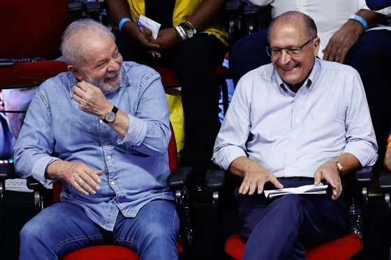 O ex-presidente Luiz Inácio Lula da Silva e o ex-governador de São Paulo Geraldo Alckmin em encontro com sindicalistas nesta quinta-feira (14), na Casa de Portugal, em São Paulo