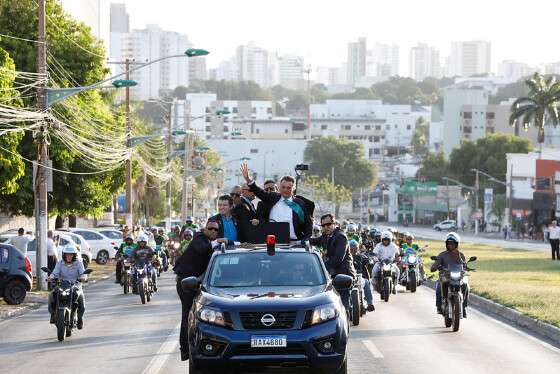 Bolsonaro em desfile pela Avenida do CPA, com apoiadores