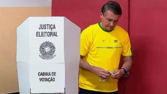 Presidente indo votar no 1° turno - dia 2 de outubro de 2022