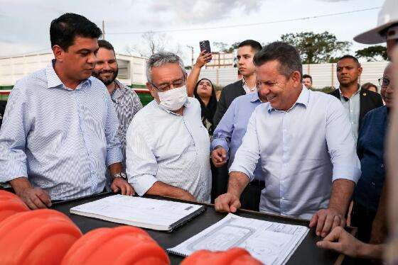 Governador Mauro Mendes (UB) e o prefeito Kalil Baracat (MDB) visitam obras da ETA Barra do Pari.
