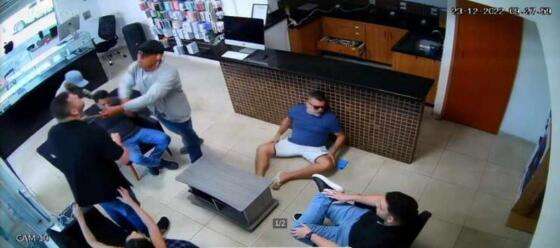 criminosos invadem loja de iphone.jpg