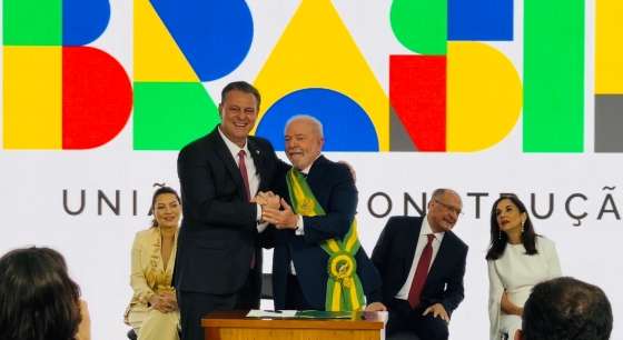 Fávaro empossado por Lula