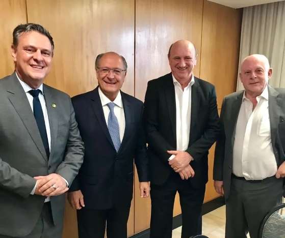 Fávaro (PSD) em Brasília ao lado de Alckmin (PSB), Neri Geller (PP) e Teti, respectivamente 