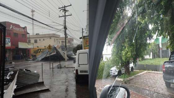 Temporal deixou estragos por ruas e avenidas de Várzea Grande.