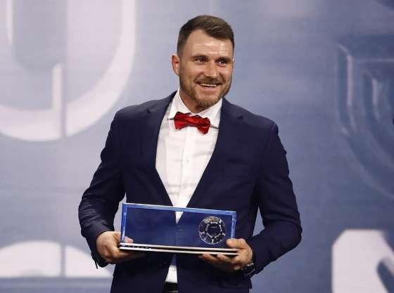 Marcin Oleksy ganha o Prêmio Puskás 2022 de gol mais bonito.
