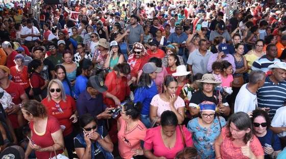 População aguardando a chegada de Lula no bairro Celina Bezerra.