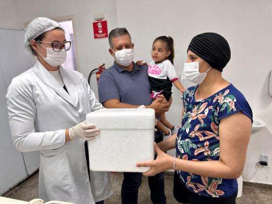 Os pais de Bela, três anos, Charles e Michele foram na farmácia retirar o medicamento; a pequena vai tomar o remédio pela primeira vez.