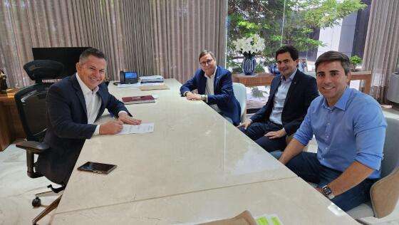 Participaram da reunião que finalizou o projeto de lei o secretário-chefe da Casa Civil, Fábio Garcia, o senador Mauro Carvalho e o secretário de Educação, Alan Porto