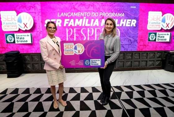 Primeira-dama de MT Virginia Mendes e a secretária da Setasc, Grasielle Bugalho, no lançamento do cartão SER Família Mulher, em 09 de agosto.
