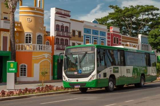 Ônibus do transporte público na Orla do Porto, em Cuiabá.