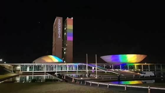 Congresso iluminado com as cores da bandeira LGBTQIA+.