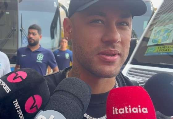 O atacante Neymar Jr. na chegada a concentração da Seleção, em Cuiabá.