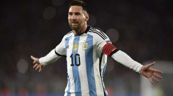 O atacante Lionel Messi, em comemoração de gol da vitória da Argentina sobre o Equador, em Buenos Aires.