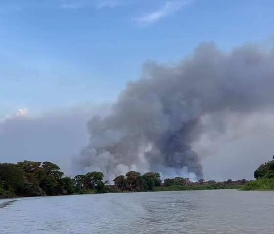 Coluna de fumaça gerada pelo incêndio no Pantanal.