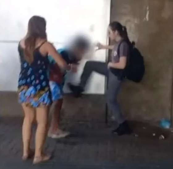 PM chuta jovem negro ameaçado em frente à Estação Carandiru, em São Paulo
