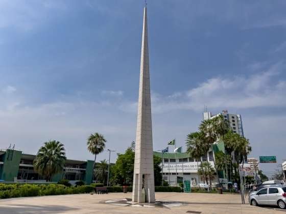 Obelisco foi colocado em 1973 no Centro Geodésico da América do Sul, em Cuiabá.