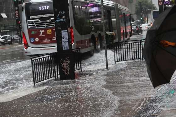 Chuva forte na avenida Paulista, região central da cidade de São Paulo.
