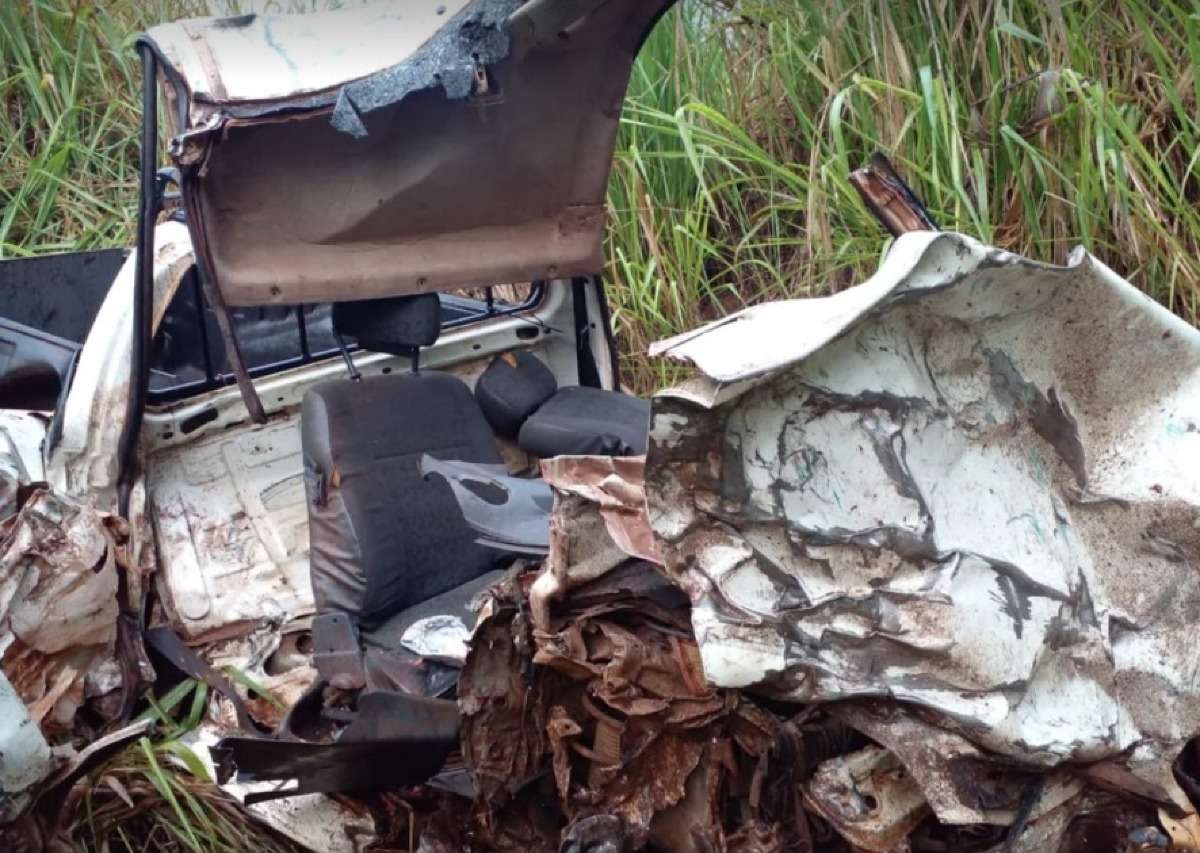 Casal morre em acidente após motorista bater em árvore e carro se partir ao  meio em rodovia de MT, Mato Grosso