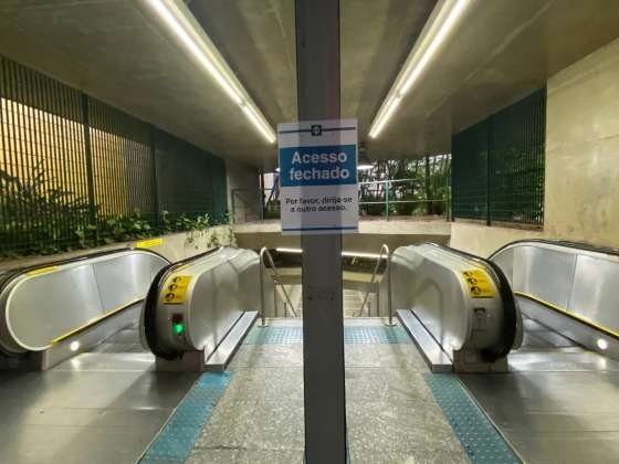 Papel informa que estação de Metrô em SP está fechada por conta da greve.
