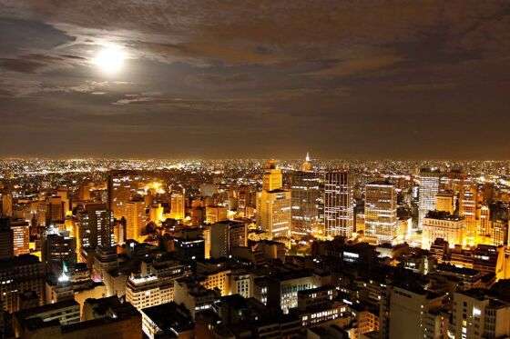 Vista noturna da cidade de São Paulo.