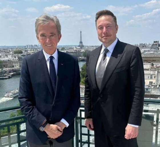 Os bilionários Bernard Arnault e Elon Musk, durante encontro em Paris.
