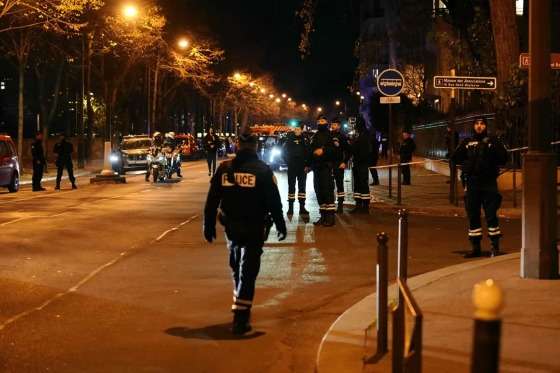 Policiais montam perímetro de segurança perto de local onde turista alemão foi morto em Paris.