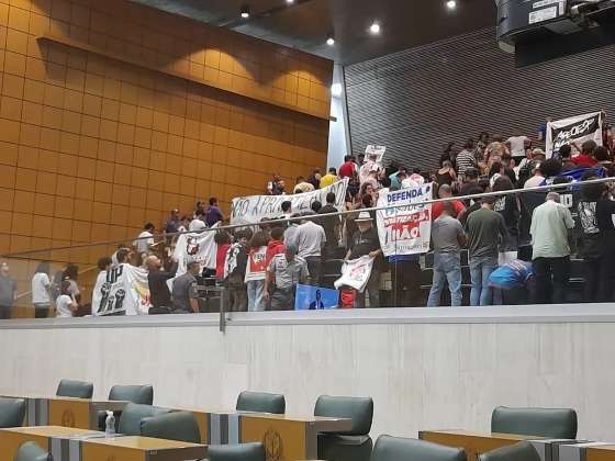 Manifestantes nas galerias da Alesp; toda vez que vai um deputado da base governista discursa, eles ficam de costas.