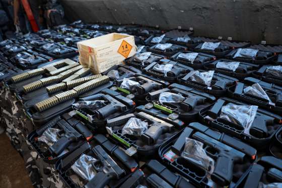 Com investimento de R$ 13 milhões, cada policial militar recebeu uma pistola Glock.
