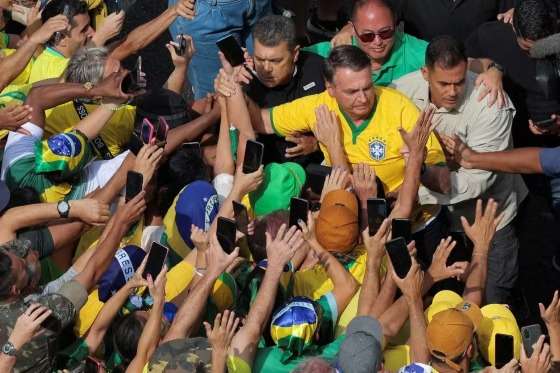 Bolsonaro chegou à Paulista de carro e sob escolta para ato com apoiadores neste domingo (25).