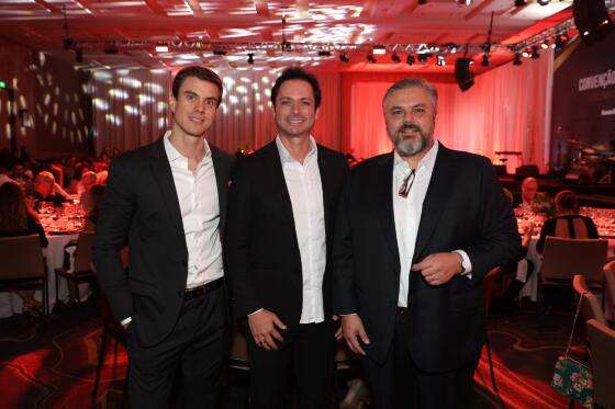 Na foto Fernando Perez com Francisco Prisco (CEO Hunter Douglas na América Latina) e Guilherme Jordão (Diretor de Marketing)