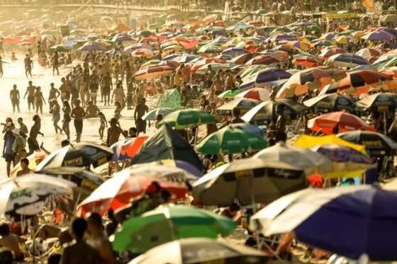 Calor forte levou muitas pessoas as praias do Rio. A faixa de areia do Arpoador ficou lotada.