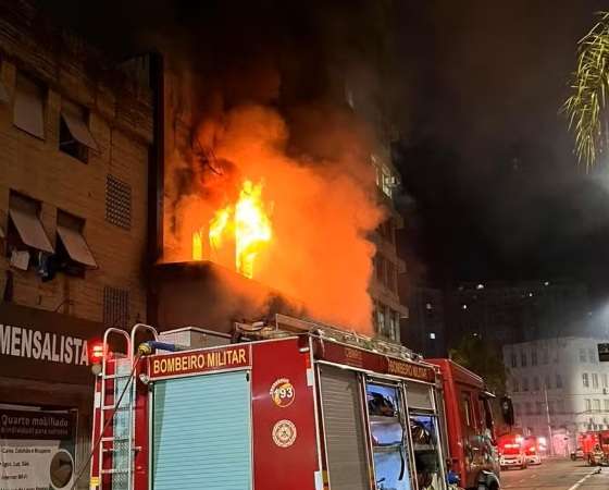 Incêndio em pousada em Porto Alegre deixou ao menos dez mortos e sete feridos em estado grave.