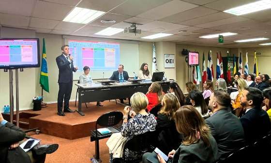 Governo apresenta plano para tornar educação de MT uma das cinco melhores em seminário em Madri