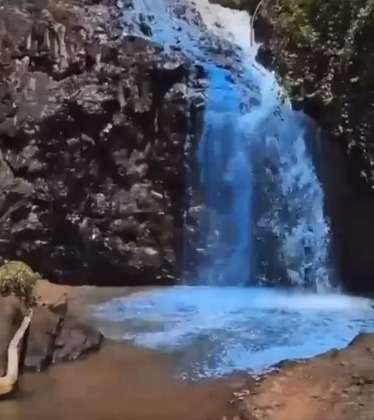 Cachoeira Queima-Pé, em Tangará da Serra, foi tingida de azul para chá revelação