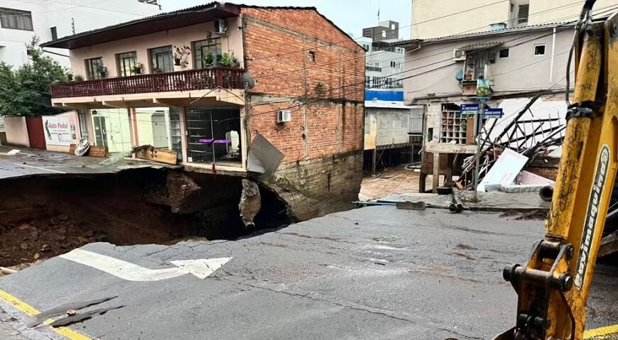 Santa Catarina entra em alerta máximo e confirma primeira morte após fortes chuvas