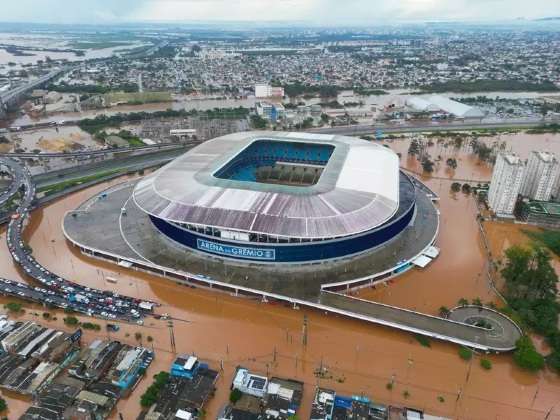 Arena do Grêmio, em Porto Alegre, inundada por enchentes do Rio Guaíba e temporais.