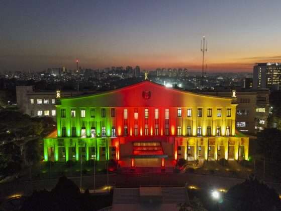 Palácio dos Bandeirantes, sede do governo paulista,  iluminado com as cores da bandeira do Rio Grande do Sul.