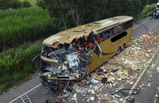 Acidente entre caminhão e ônibus na BR-070, em 6 de março de 2023, matou oito pessoas.