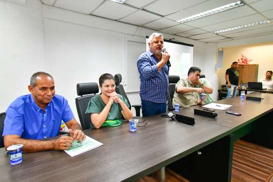 Ao centro, o vice-prefeito José Roberto Stopa.
