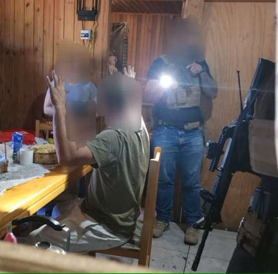 Momento em que a Polícia Civil encontra cativeiro em Ermo (SC).
