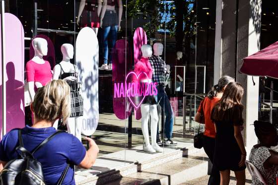 Promoções de Dia dos Namorados agita comércio da Capital