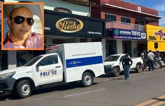 No detalhe, o comerciante Luiz Carlos Vieira dos Santos.