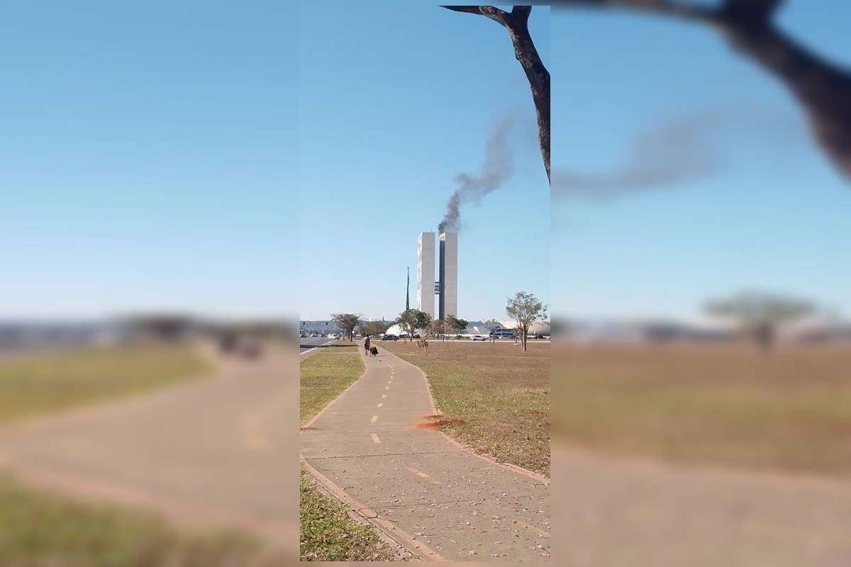 Fumaça no topo do Congresso Nacional assusta brasilienses