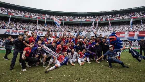 Elenco do Paraná Clube comemora o acesso à elite estadual.