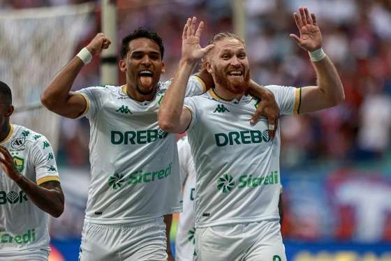 À direita, o atacante Pitta, autor dos dois gols do Dourado.