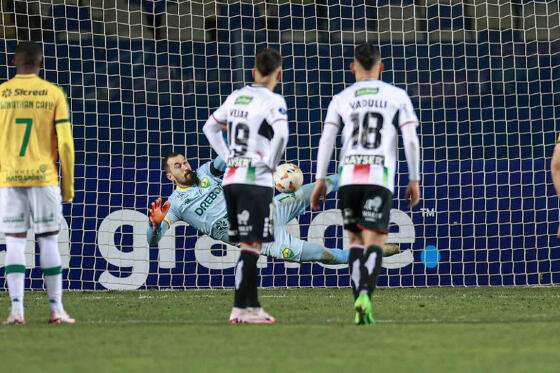 Walter defende pênalti em Palestino x Cuiabá, pela Sul-Americana.