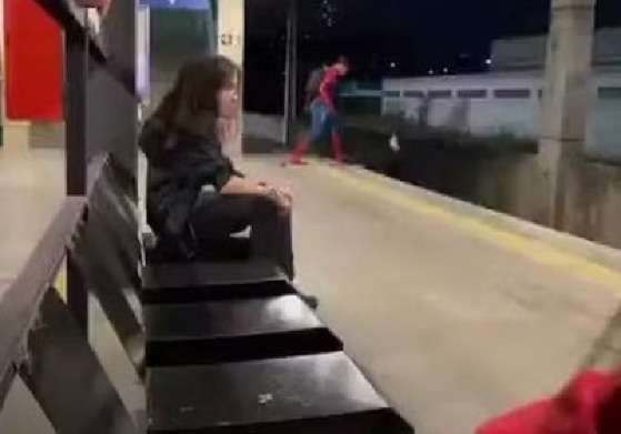 Usuário do metrô agride 'Homem-Aranha' e é jogado nos trilhos