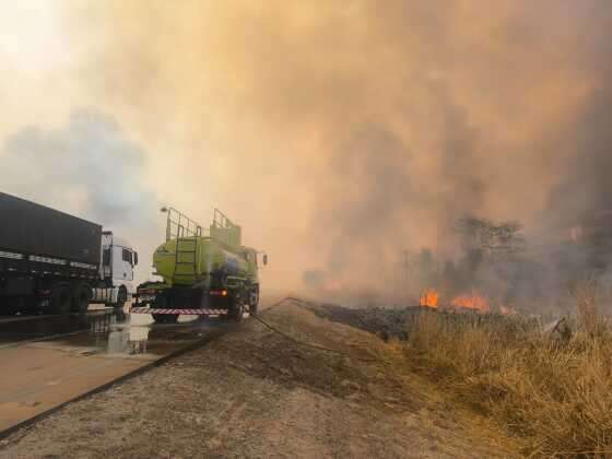 Incêndio causou bloqueio total da via e parou Praça de Pedágio