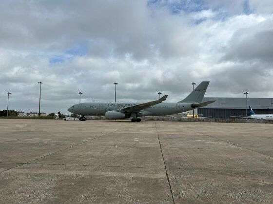 Avião da Força Aérea Brasileira no Aeroporto Internacional de Lisboa, Portugal.